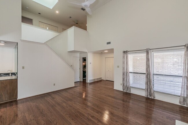 Building Photo - BEAUTIFUL and SPACIOUS Townhome in Ideal L...