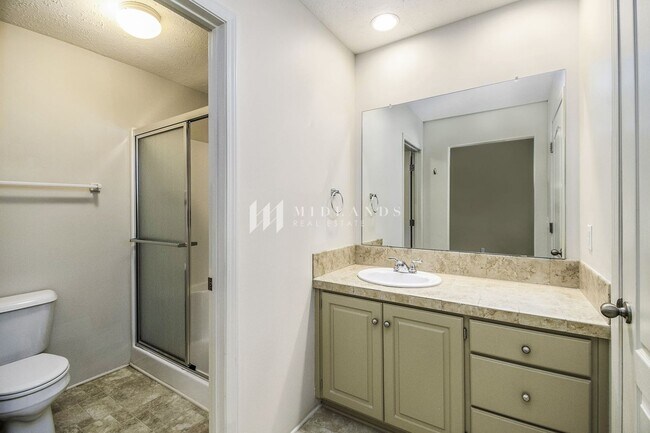 Building Photo - Luxury Duplex in Shadow View