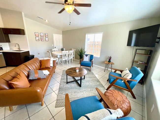 Building Photo - Luxurious Fully Furnished 3 Bedroom Home w...