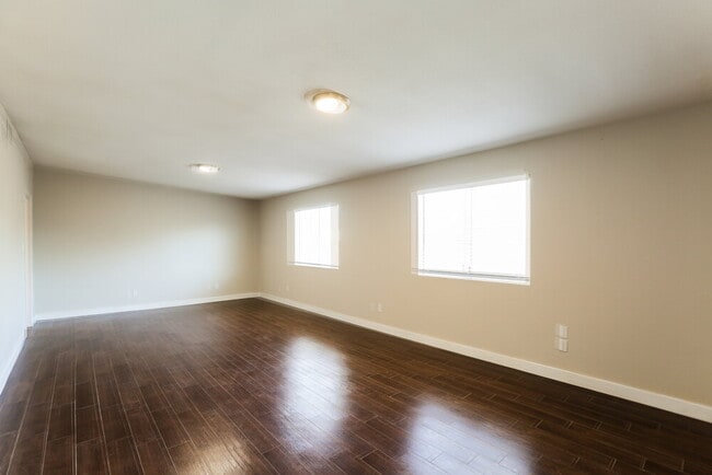 Building Photo - 746 E Huber St