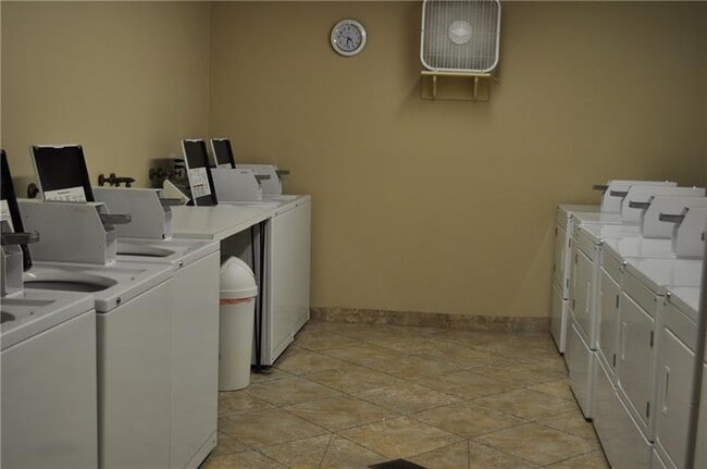 Building Photo - 615 NE 12th Ave