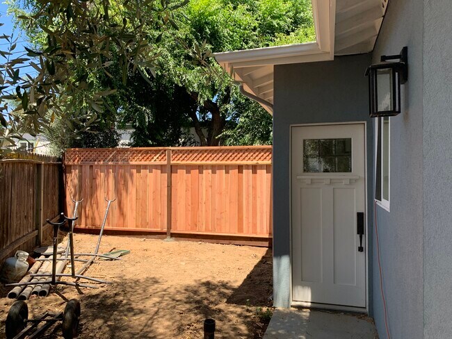 Building Photo - 15427 Stratford Dr