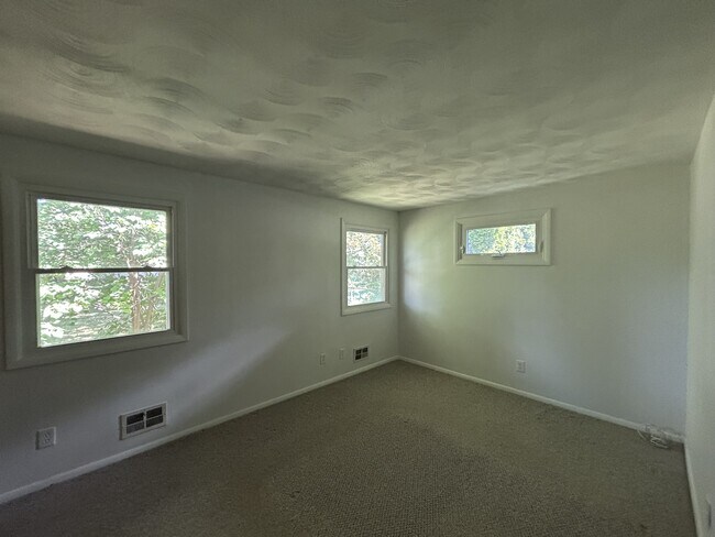 Building Photo - 102 Goethals Dr