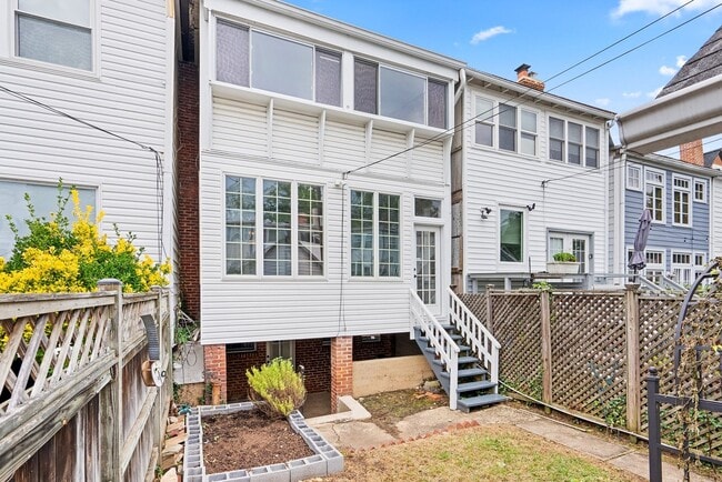Building Photo - 3 Bed 2 Bath - Glover Park Row Home - Fini...