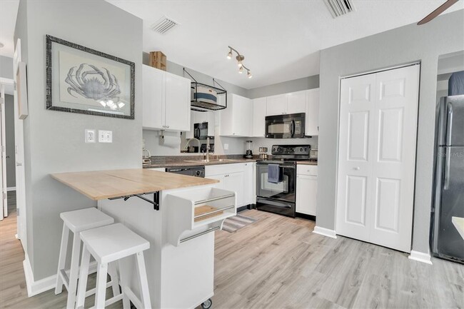 Building Photo - 102 Pompano Dr SE