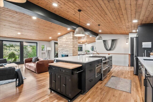 Building Photo - Fully Furnished Luxury Executive Rental