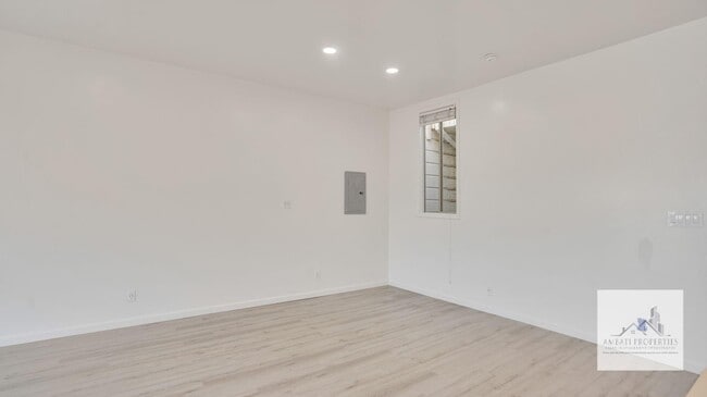 Building Photo - 2610-2612-2612 Greenwich St
