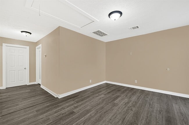 Building Photo - 305 N Live Oak St