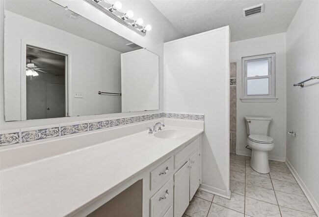 Building Photo - 2115 Oak Shores Dr