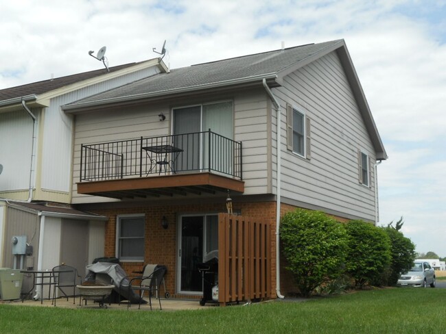Building Photo - 2 BR Townhouse on the Golf Course