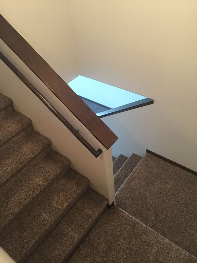 Building Photo - 5 Bedroom Home