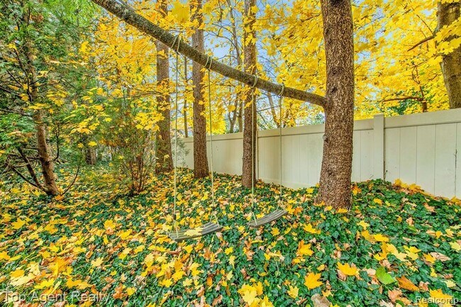 Building Photo - 5760 Snowshoe Cir