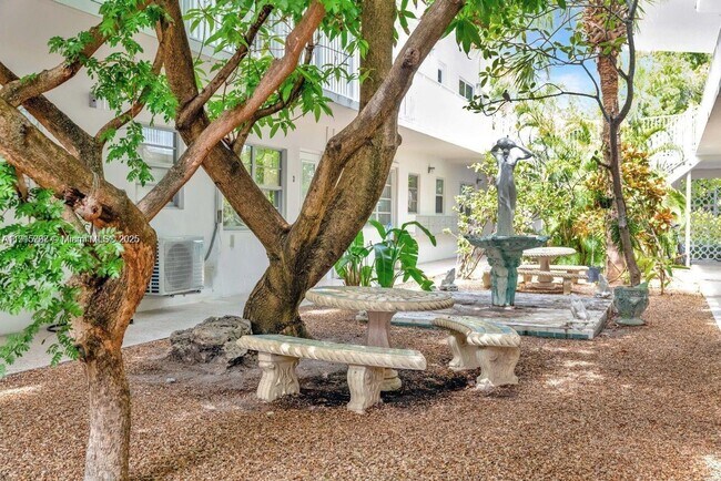 Building Photo - 101 Collins Ave