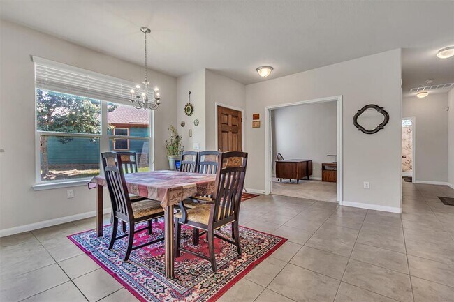 Building Photo - 711 Rolling Oak Dr