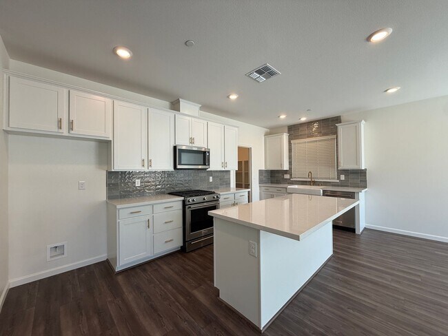Building Photo - 3 bedroom, 2 bathroom home located in the vibrant community of Madera, CA