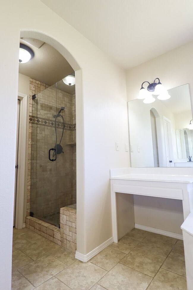 Building Photo - Spacious 4 bedroom 3 bathroom home In Sand Springs
