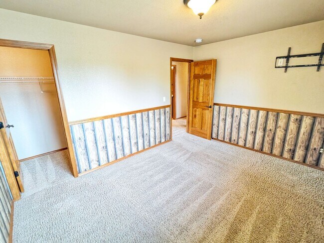 Building Photo - Gorgeous 5b 3b Single Family Home w/ a View