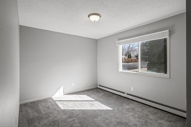 Building Photo - Rosco Apts-2720