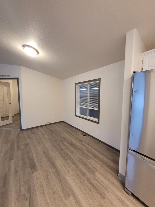 Building Photo - 3Bed : 2Bath Home with 2 Car Garage and Ac...