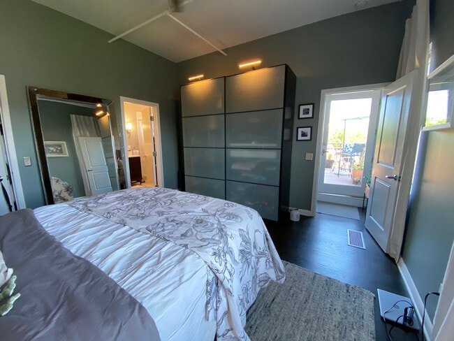 Building Photo - 2750 N Wayne Ave