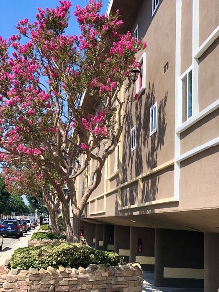 Building Photo - 4735 W Broadway