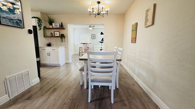 Building Photo - Spacious 4-bedroom 2-bathroom pool home