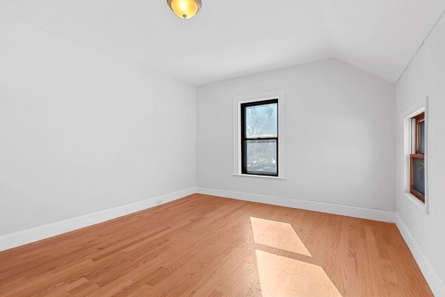 Building Photo - 119 Bank St