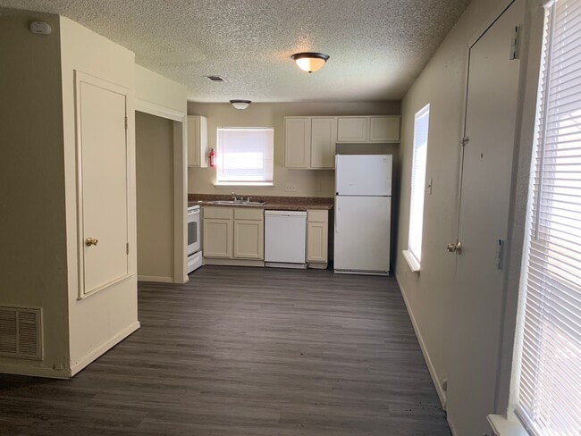 Building Photo - 8305 Garcreek Cir