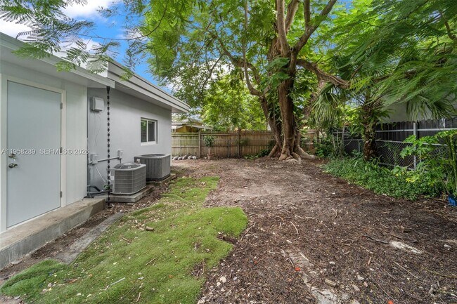 Building Photo - 3500 SW 25th St