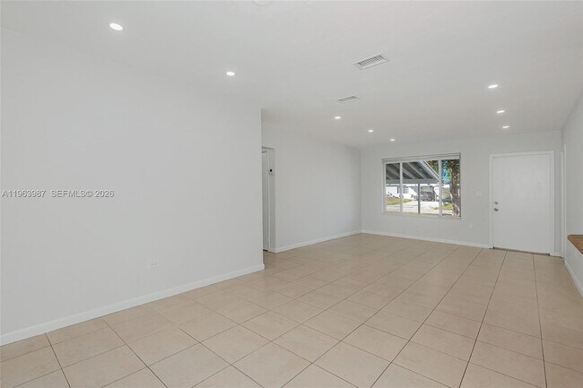 Building Photo - 621 N 70th Way