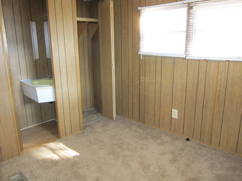 Building Photo - 413 Miller St