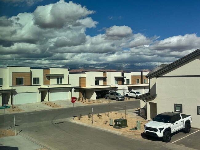 Building Photo - Brand New Long Valley Town home!!