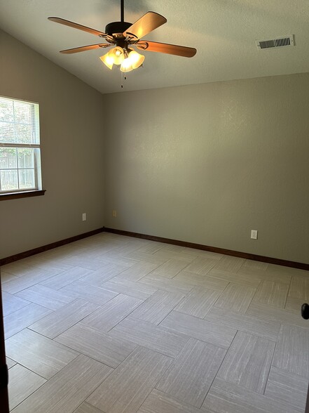 Building Photo - 2605 Briarcliff Dr