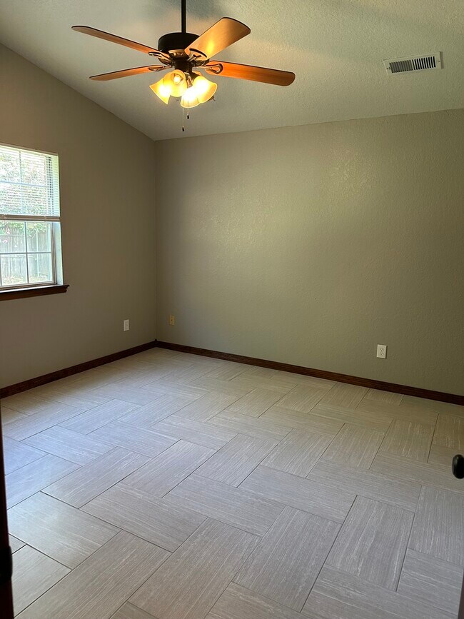 Building Photo - 2605 Briarcliff Dr