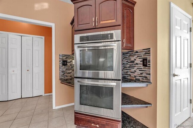 Building Photo - 6573 Poppleton Rd