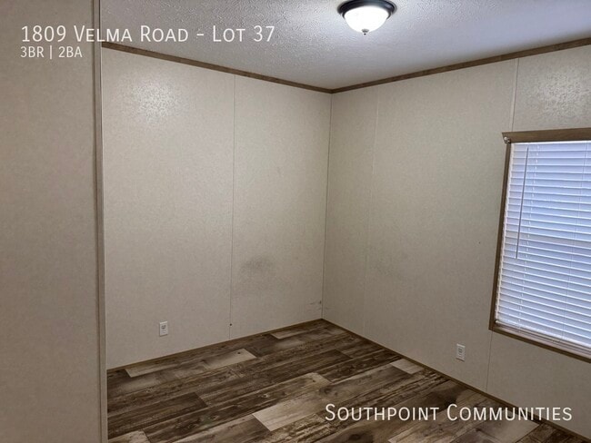 Building Photo - 1809 Velma Rd