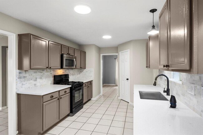 Building Photo - 6615 Broken Stone