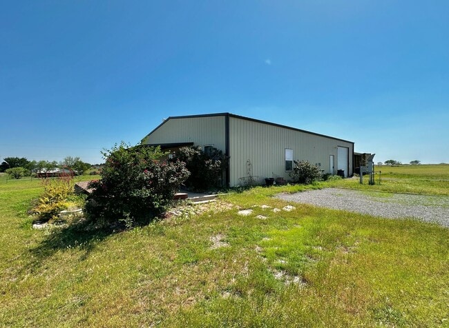 Building Photo - Barndominium in the Country!