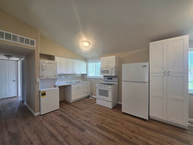 Building Photo - Beautifully Remodeled 3-Bedroom Home in Westwood!