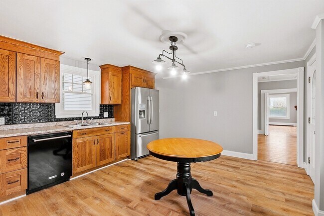 Building Photo - 2154 Main St