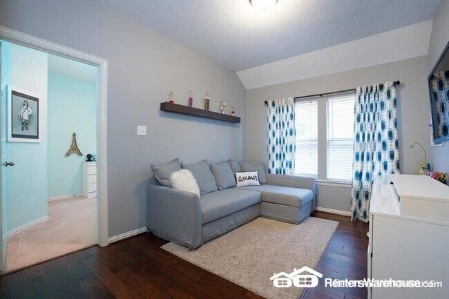 Building Photo - Stunning 3 bedroom, 2 bath in ideal location!