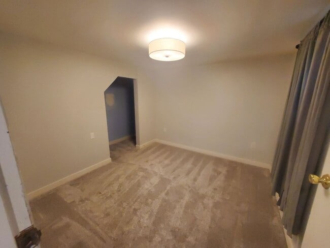 Building Photo - Charming 4 bed, 2 bath, fully fenced, cove...