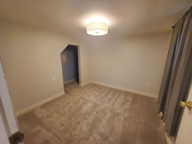 Building Photo - Charming 4 bed, 2 bath, fully fenced, covered deck in convenient location.