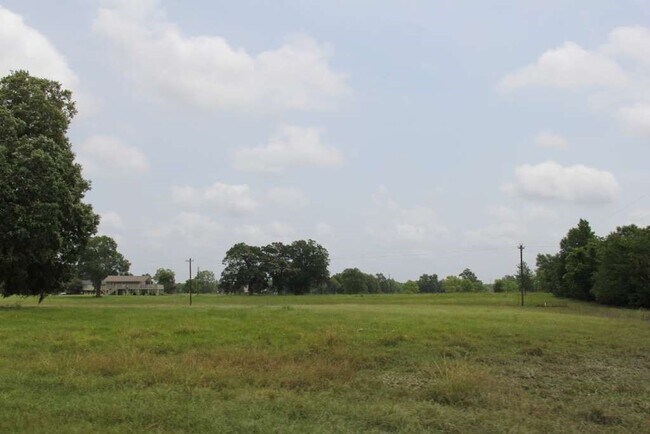 Building Photo - 4 Laurel Ct