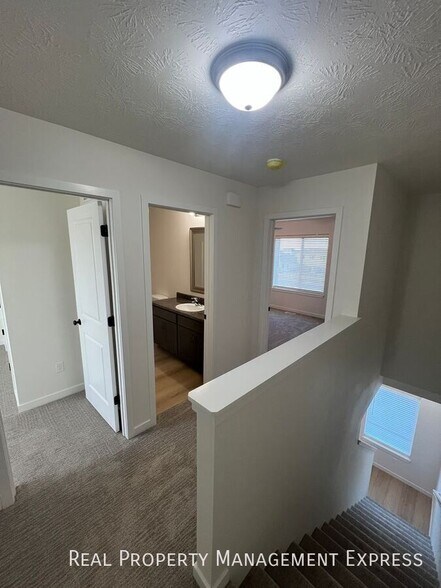 Building Photo - Modern 1 Bedroom Townhome with 1.5 Baths
