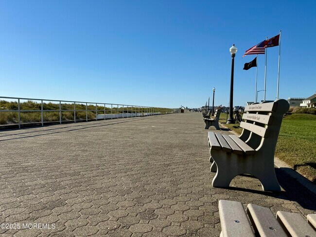 Building Photo - 2 Main St