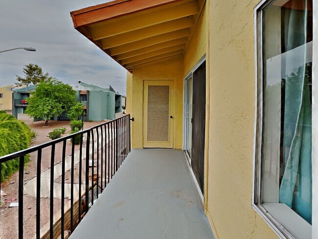 Building Photo - 828 S Langley Ave