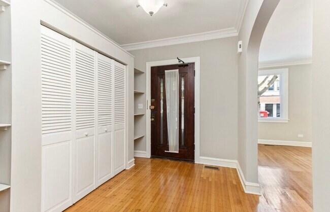 Building Photo - 910 Lake St