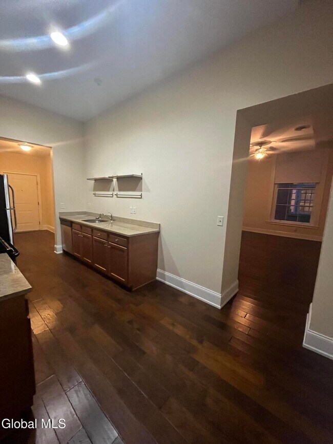 Building Photo - 256 Broadway