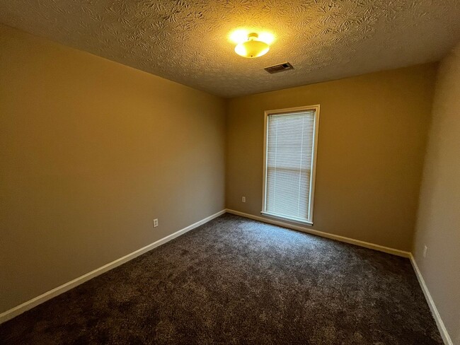 Building Photo - Cozy and Affordable!!